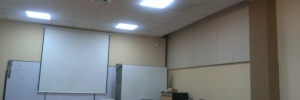 imagen de un laboratorio con proyector de pantalla